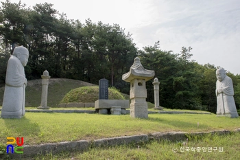 양평 이준경선생 묘 정면