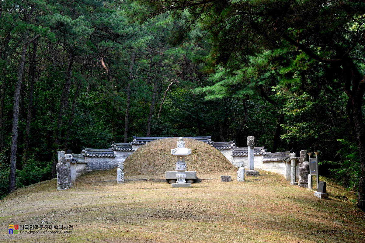 여주 이완장군 묘 정면