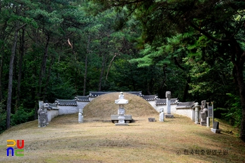 여주 이완장군 묘 정면