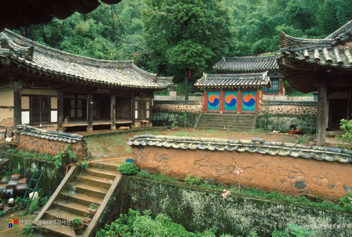 사천 구계서원 중 안뜰 일원