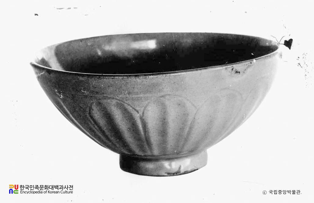 청자 양각 연판문 대접