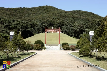 파주 윤관장군 묘