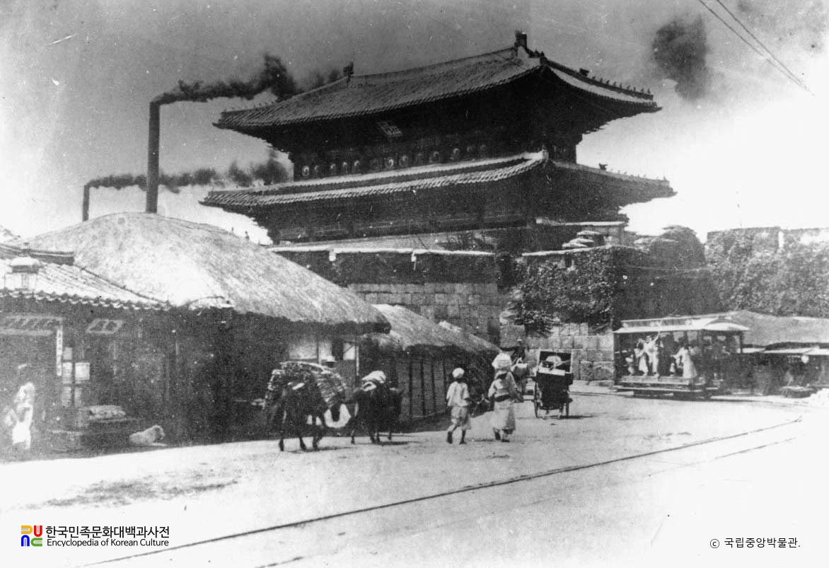 서울 동대문 부근을 지나가는 전철