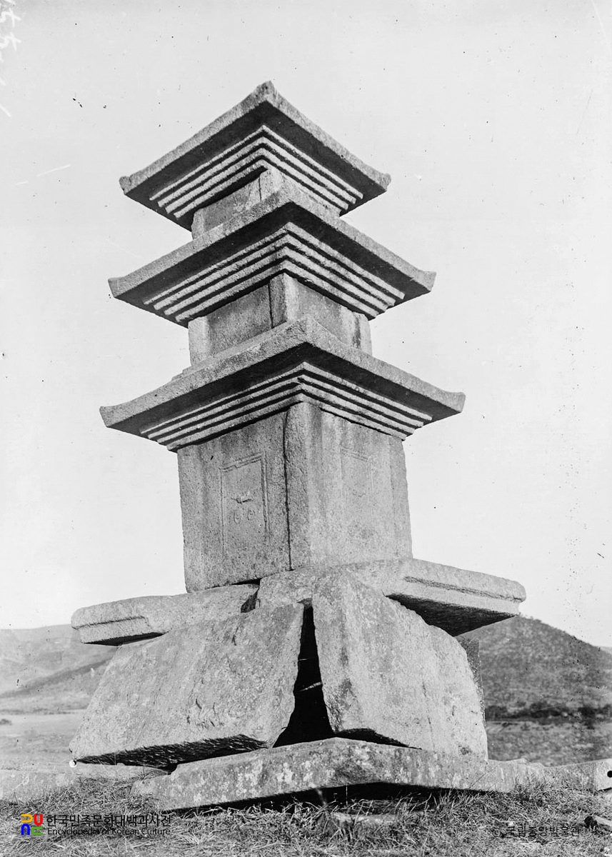 영천 신월리 삼층석탑 정측면