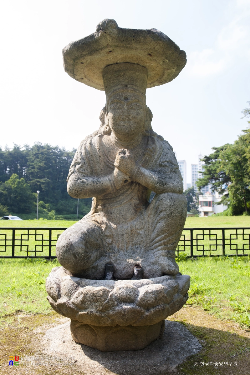 강릉 신복사지 석조 보살 좌상