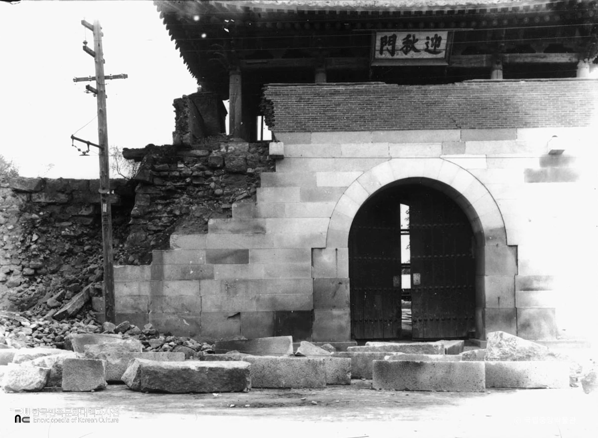 서울 경복궁 중 영추문과 우측 성벽