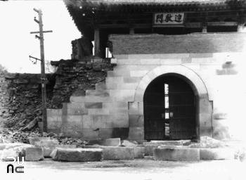 서울 경복궁 중 영추문과 우측 성벽