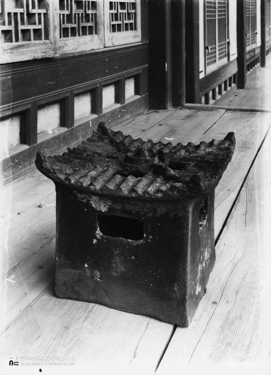 서울 경복궁 교태전 툇마루에서 촬영된 연가