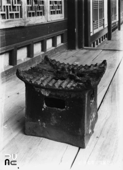 서울 경복궁 교태전 툇마루에서 촬영된 연가