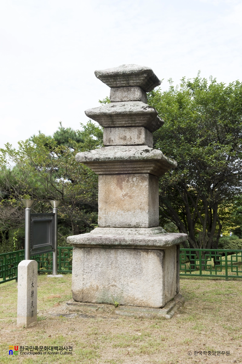 여주 하리 삼층석탑 정측면