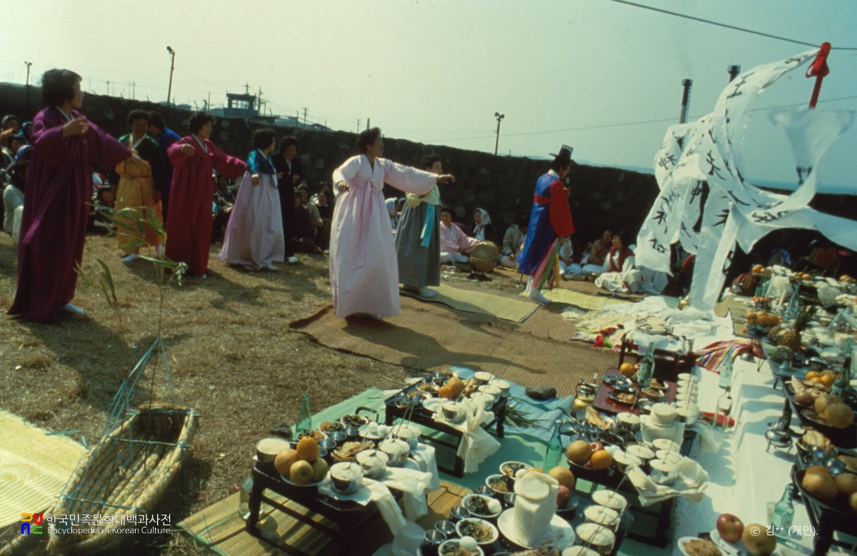 서우젯소리에 맞추어 노는 해녀들 / 제주 장좌리