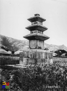 경주 남산동 동서삼층석탑 중 동삼층석탑 정측면