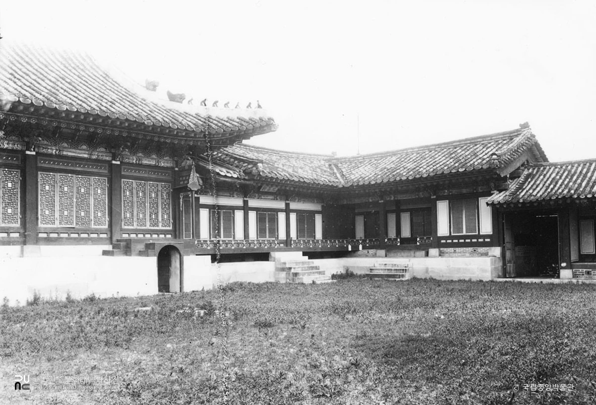 서울 경복궁 중 교태전의 원길헌 전경