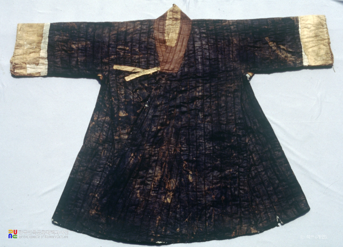 김함의 묘 출토 의복